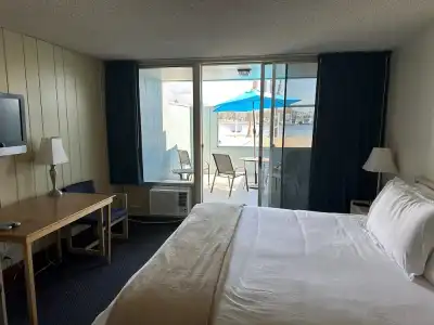 Foghorn Harbor Inn - 35