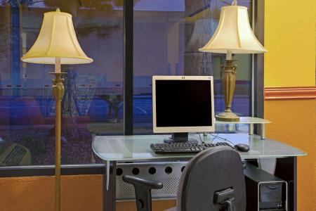 Super 8 by Wyndham Denver Stapleton - 3