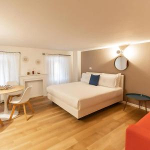 Vis a Vis Apartments - 24