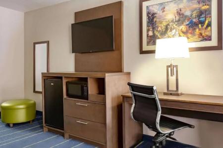 Days Inn & Suites by Wyndham Anaheim at Disneyland Park - 16