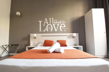 Hostal Live Barcelona - 59