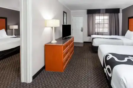 La Quinta Inn by Wyndham Laredo I-35 - 17