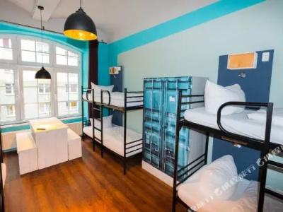 Singer109 & Hostel - 39