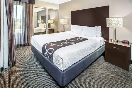 La Quinta Inn & Suites by Wyndham Anaheim - 17