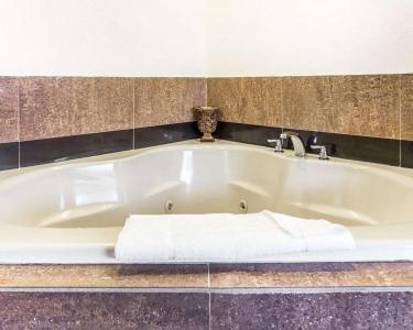 Quality Inn & Suites Coliseum - 13