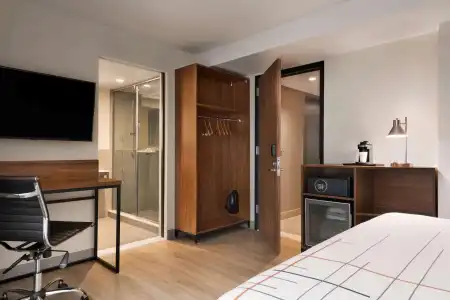 La Quinta Inn & Suites by Wyndham Times Square South - 4