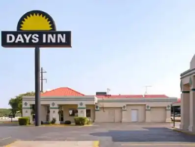 Days Inn by Wyndham South Fort Worth - 16