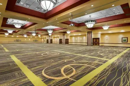 Embassy Suites Lincoln - 15