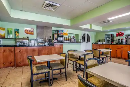 Quality Inn Bowling Green South - 21