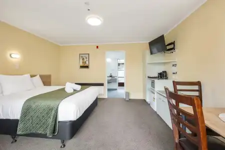 Fenton Court Motel - 73