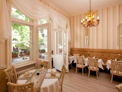 Augusta Am Kurfürstendamm - 12