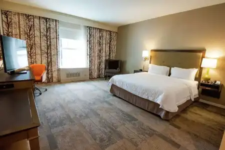 Hampton Inn and Suites Manchester - 32