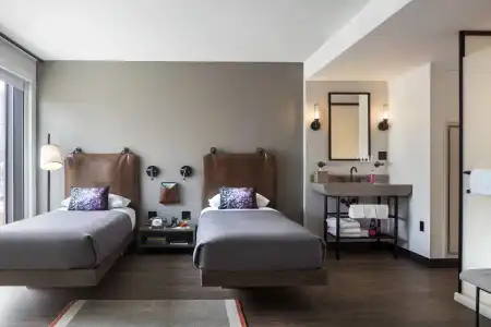 Moxy Chicago Downtown - 2