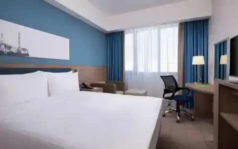 Hampton by Hilton Triumphal Arch - 14