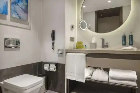 DoubleTree by Hilton - 7