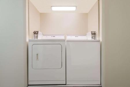 Super 8 by Wyndham Topeka/Wanamaker RD/I-70 - 7