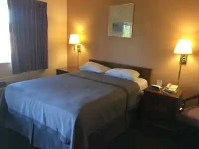 Royal Inn Eugene - 2
