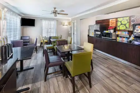 La Quinta Inn by Wyndham Laredo I-35 - 13