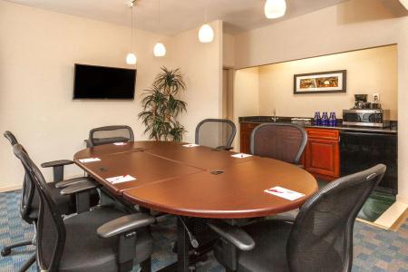 Ramada by Wyndham Jersey City - 10