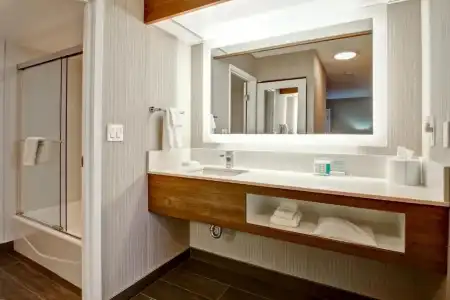 Hampton Inn & Suites by Hilton Calgary-Airport - 57