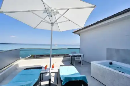 Emily's Luxury Suites - 43