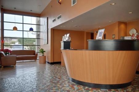 Vagabond Inn Executive Old Town - 1