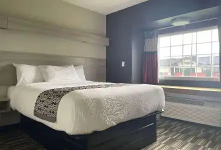 Microtel Inn & Suites by Wyndham Bossier City - 57