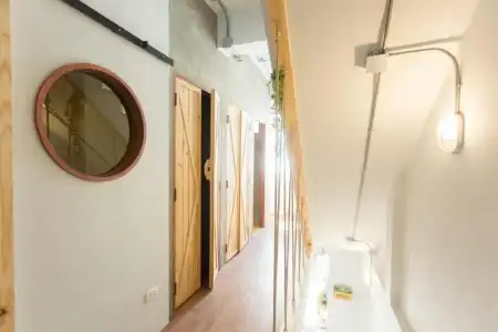 Barn and Bed Hostel - 32