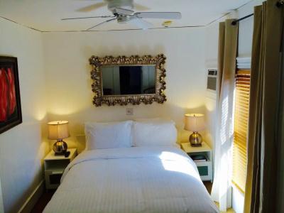 Queen Vic Guest House Provincetown Adults Only - 3