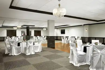Four Points by Sheraton & Suites Calgary West - 10