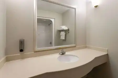 Days Inn & Suites by Wyndham Albany - 7