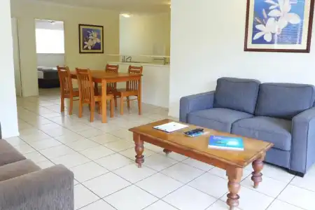 Cairns Queenslander & Apartments - 11