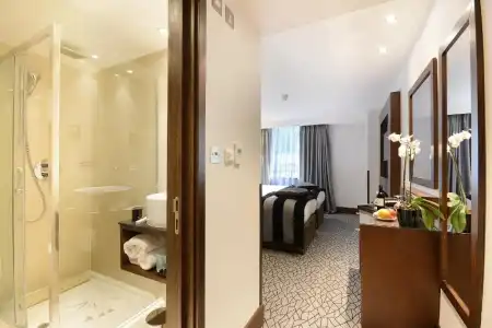 Park Grand Paddington Court - 38