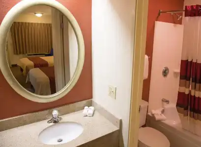 Red Roof Inn Laredo - 8