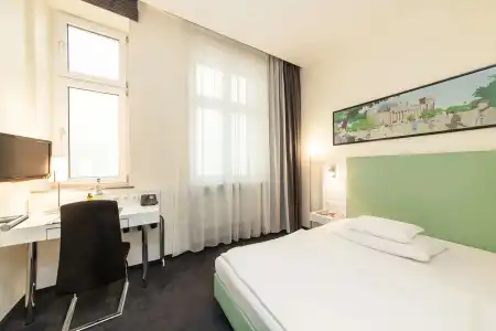 Garner Berlin - Checkpoint Charlie by IHG - 9