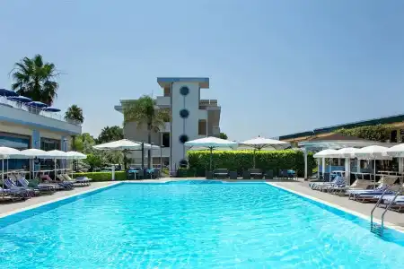 Première Pool & Resort - 18