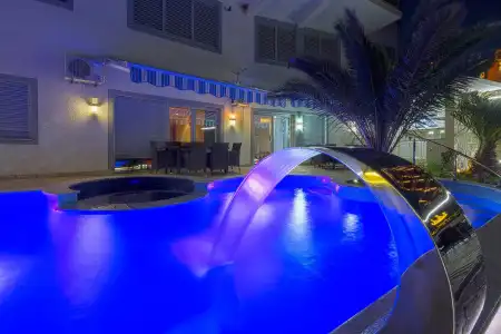 Montelux Apartments - 8