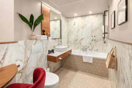 Queen's Court & Residence - 9