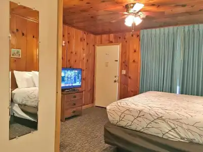 Park Motel and Cabins - 161