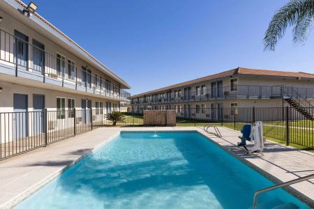 Days Inn by Wyndham Bakersfield - 10