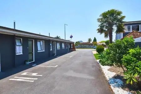 Cobblestone Court Motel – Wenzel Motels - 39