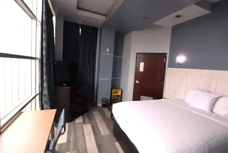 Days Inn & Suites by Wyndham Milwaukee - 2