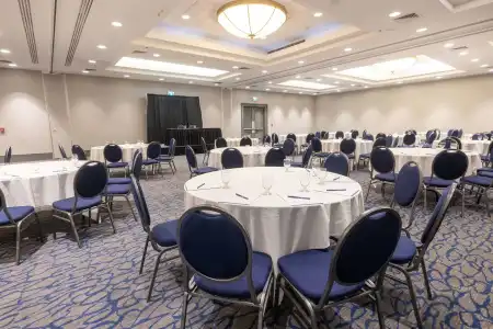 DoubleTree by Hilton Calgary North - 16