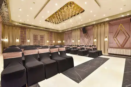 FabElite Park Inn - 18