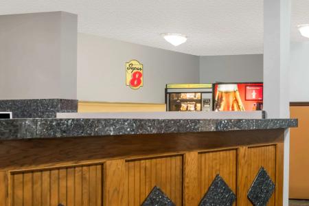 Super 8 by Wyndham Topeka/Wanamaker RD/I-70 - 10