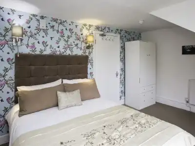 Primrose Guest House - 39