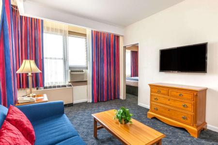 Ramada by Wyndham Jersey City - 2