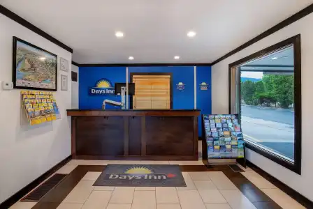 Days Inn by Wyndham Vernon - 13
