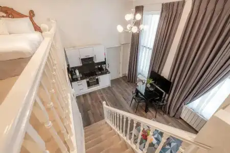Queensgate Court - 328