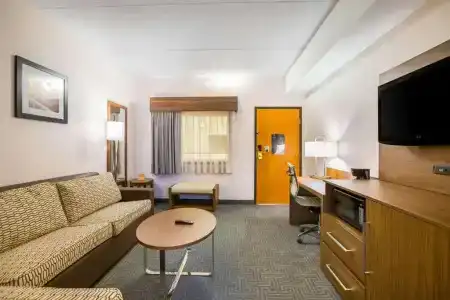 Quality Suites Lansing West - 51